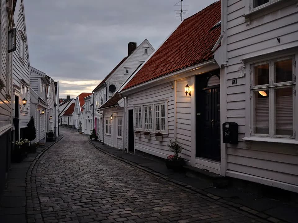 Gamle Stavanger – hvite trehus langs brosteinsgate