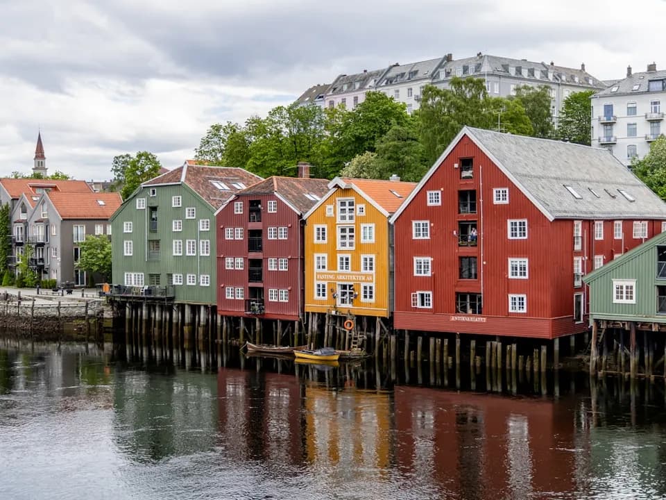Bakklandet i Trondheim – fargerike sjøhus langs Nidelva