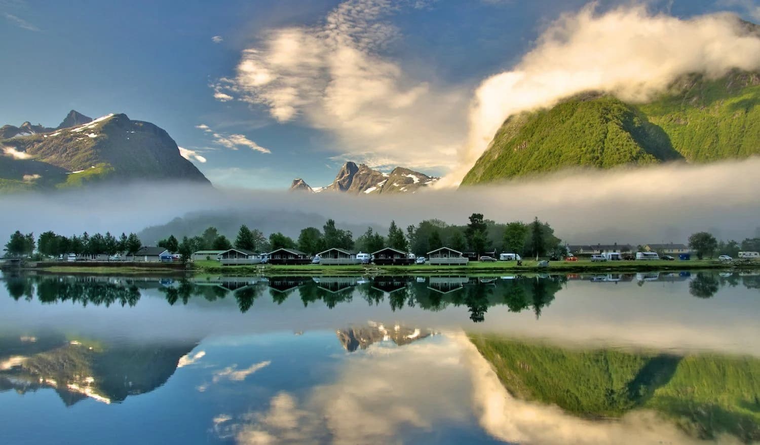 Sus Sauna Åndalsnes – ved fjorden Sus Sauna flytende badstu ved Åndalsnes Camping med Romsdalsfjorden i bakgrunnen