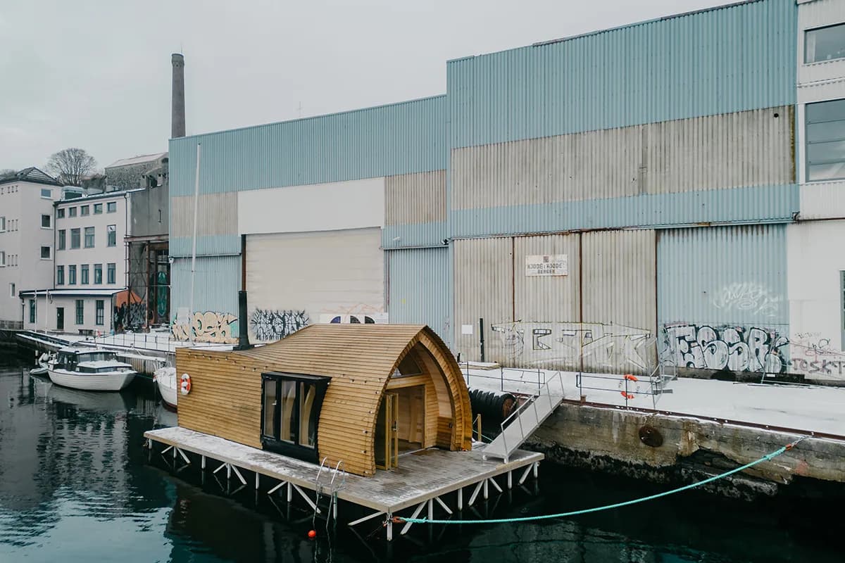 Laugaren – flytende badstue i Bergen Laugaren flytende badstue sett fra kaien ved Georgernes Verft i Bergen, med karakteristisk buet trearkitektur