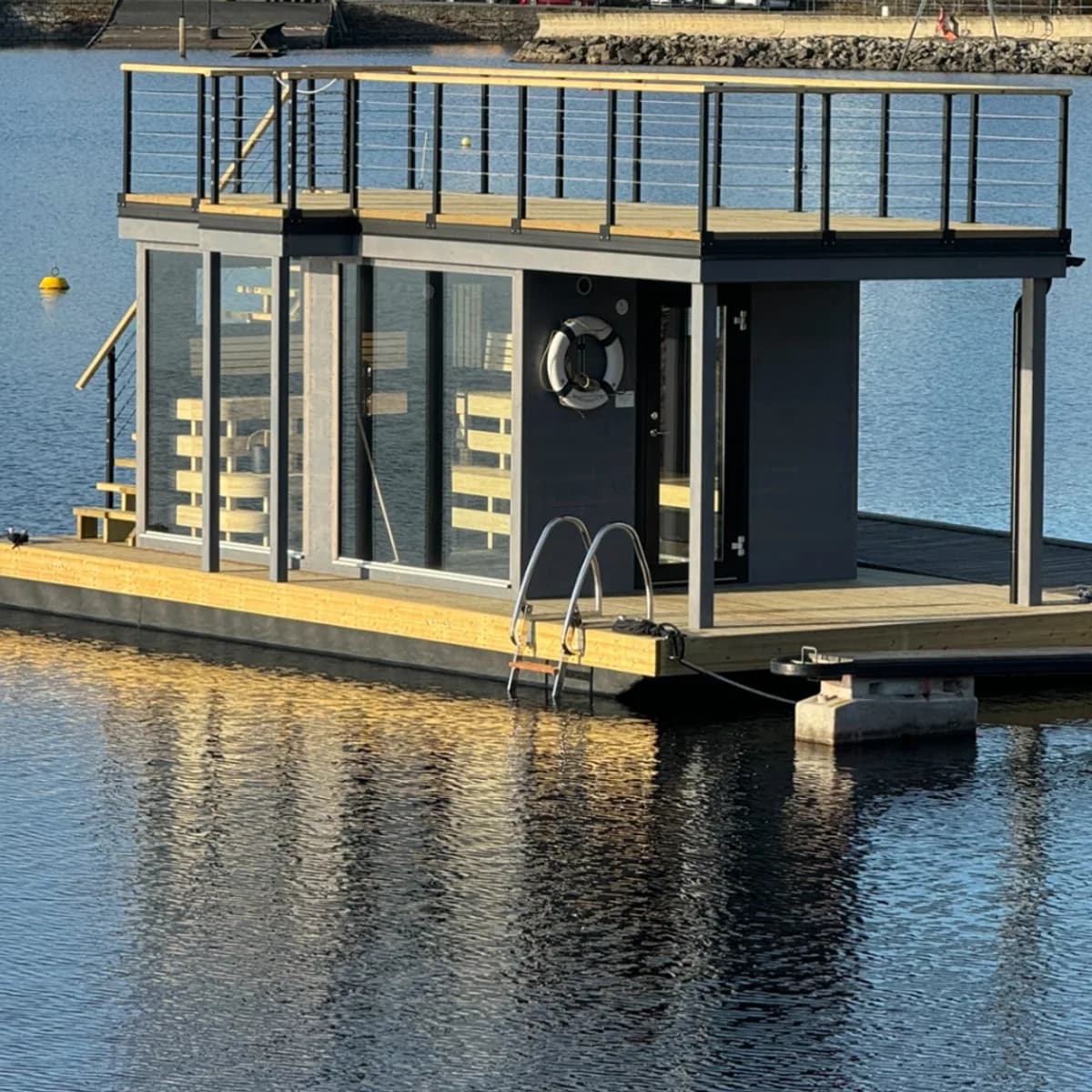 FLOAT Sauna Hamar - flytende badstue på Mjøsa FLOAT Sauna Hamar flytende badstue på Mjøsa med takterrasse og badetrapp