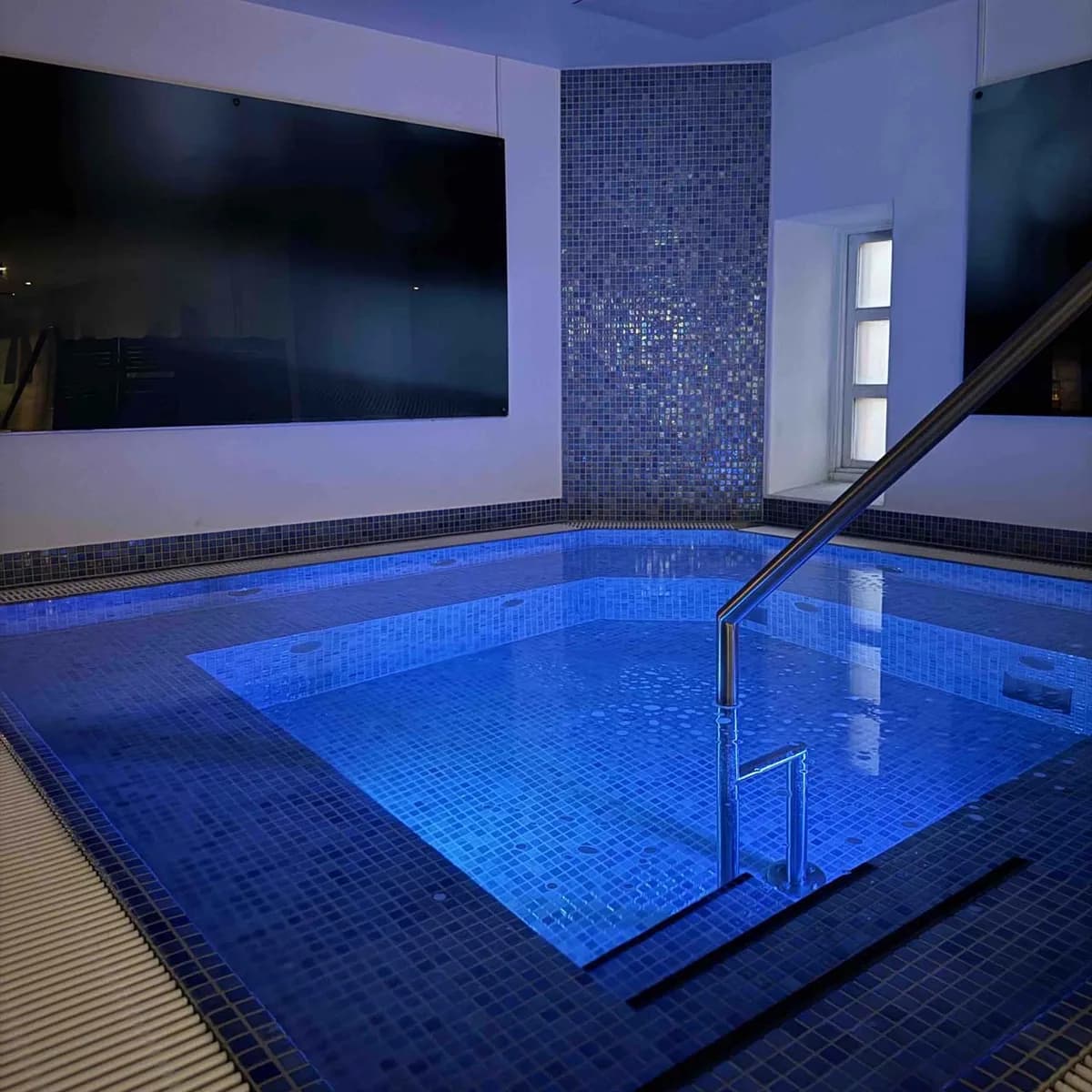 Jacuzzi hos Bislet Bad & Trening Jacuzzi med blå mosaikk og stemningsbelysning hos Bislet Bad & Trening i Oslo
