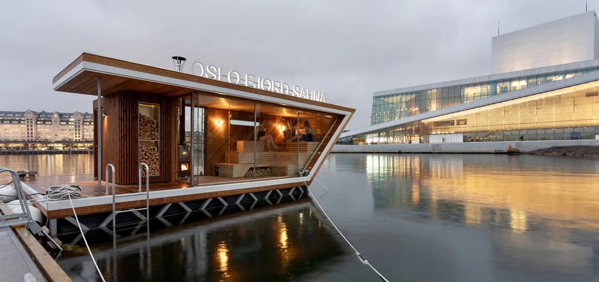 Oslo Fjord Sauna flytende badstu ved Sørenga i Bjørvika med Operahuset i bakgrunnen
