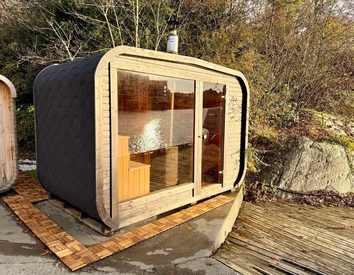 BookSauna Vega badstu sett utenfra med stort vindu og mørkt tak i Stavanger