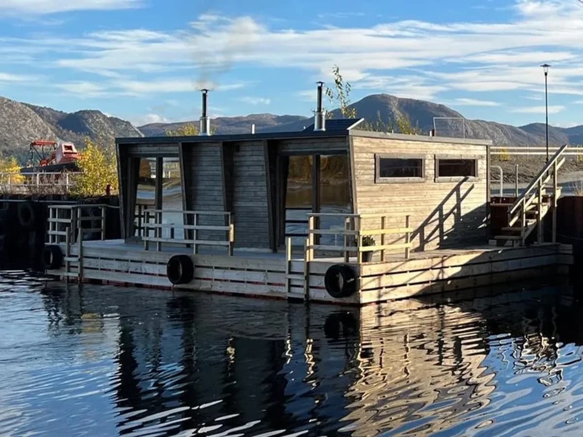 Damp Virva flytende badstu ved Hinnastranden i Stavanger med fjordutsikt