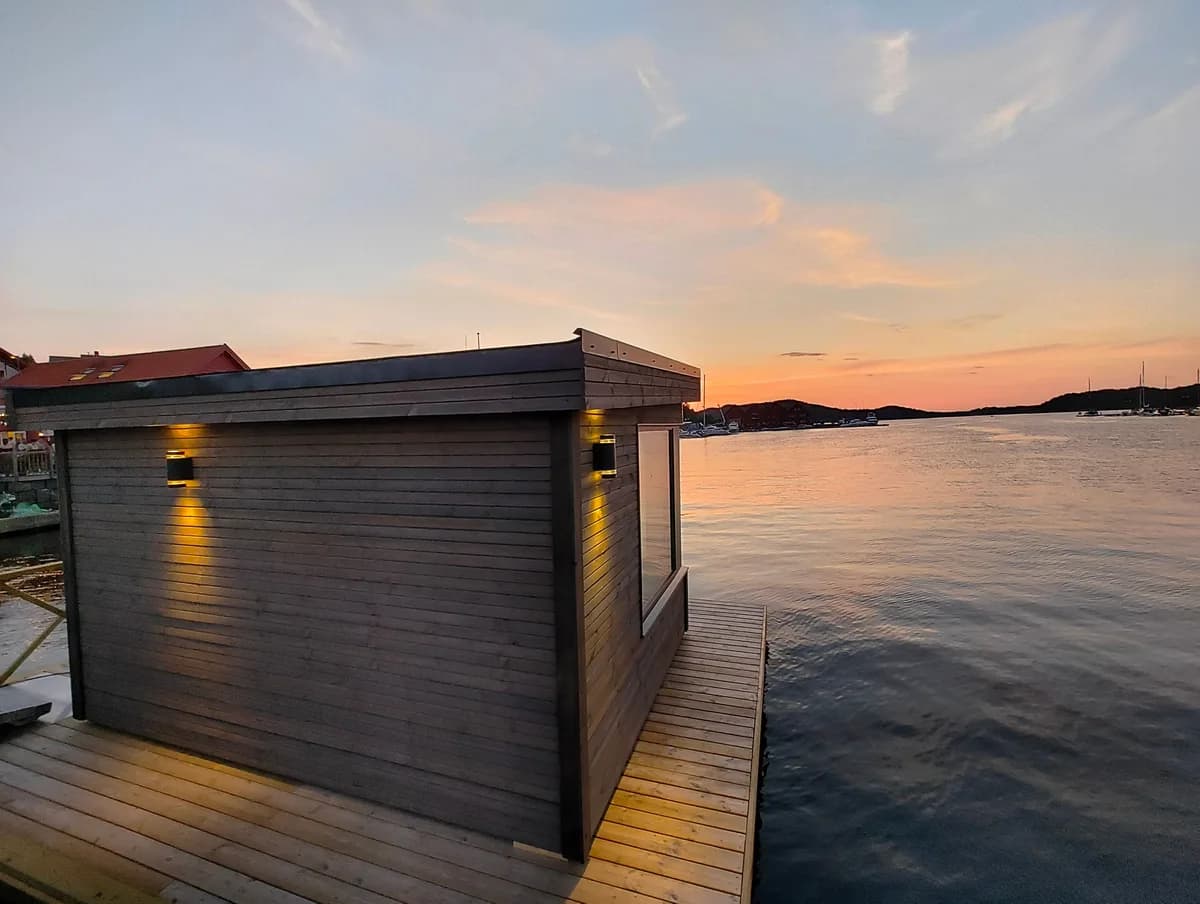Flytende badstu Sandnes Badstu ved Hommersåk i solnedgang med varme lys