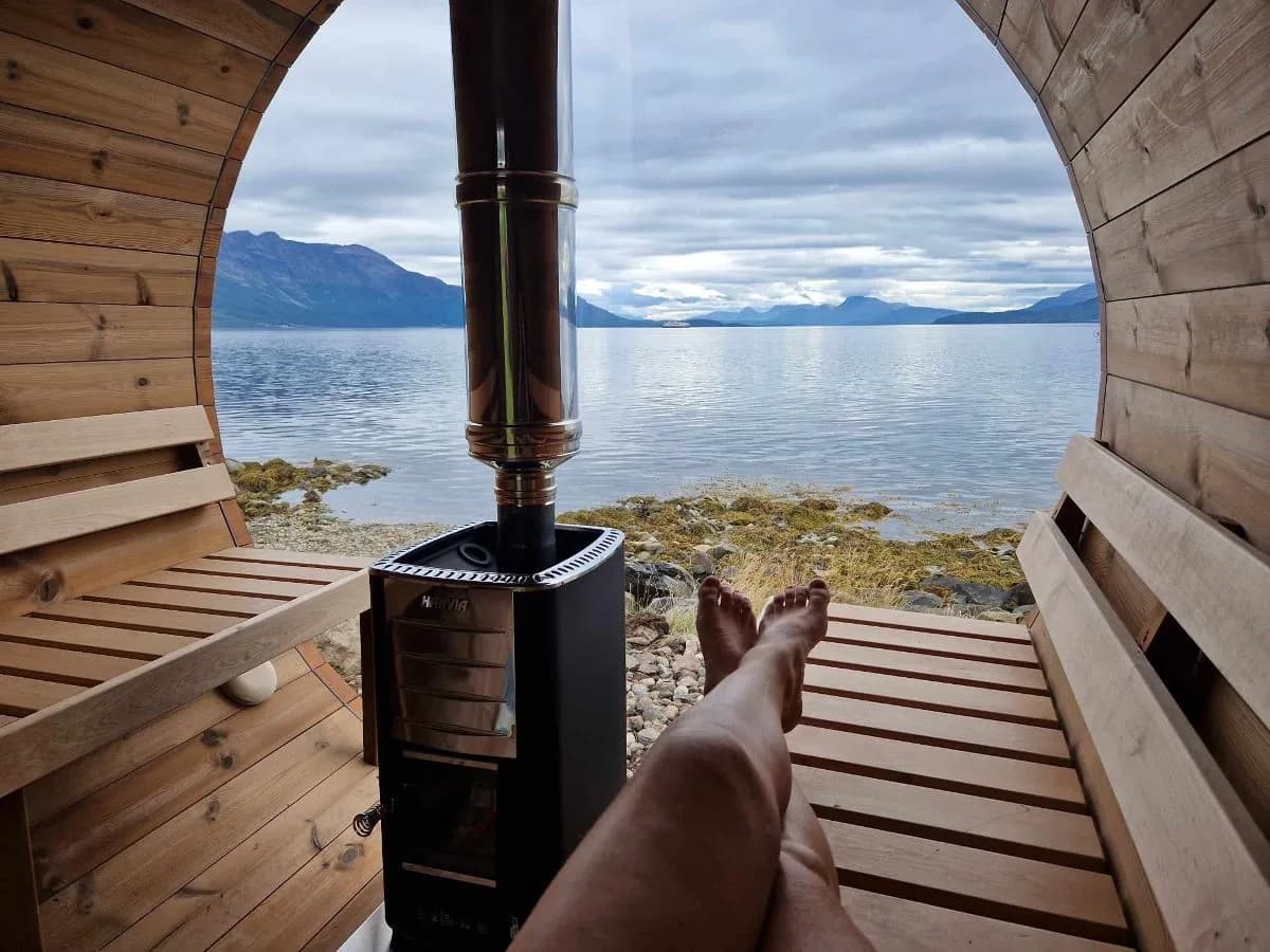 Inne i vedfyrt tønnebadstu ved Yggdrasil Farmhotel med utsikt over havet, Tromsø